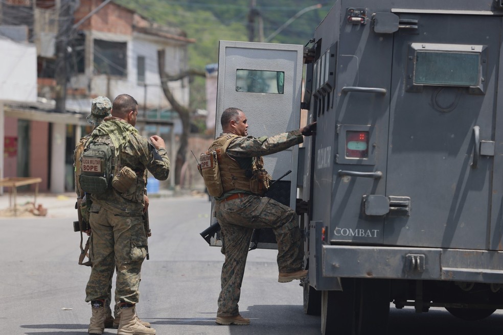 Military and civil police carry out an operation at Complexo do Salgueiro, in São Gonçalo — Photo: Fabiano Rocha / Agência O Globo