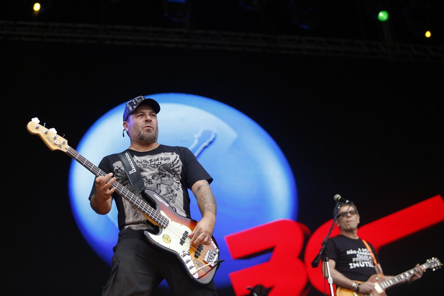 O baixista Mingau, da banda Ultraje a Rigor, em show no Rock in Rio, em 2015