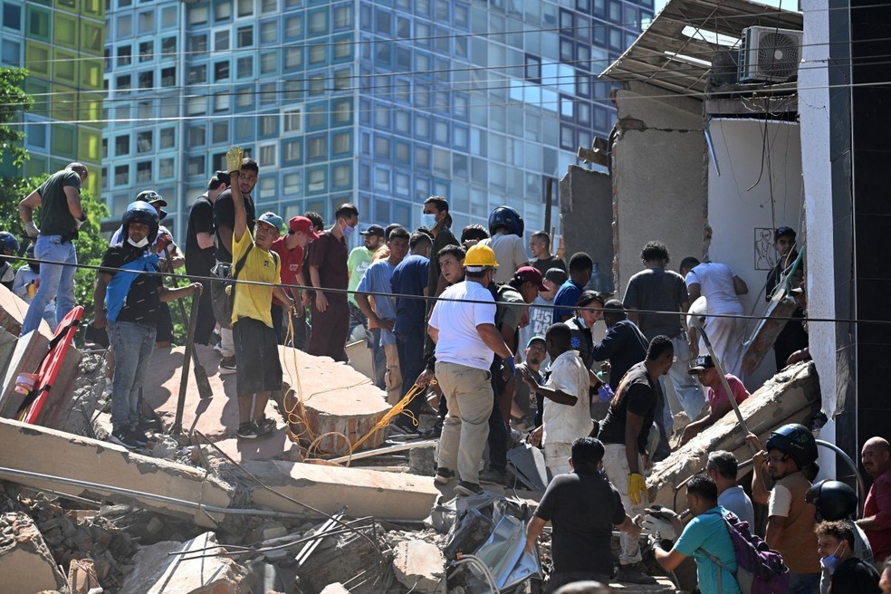 Busca por sobreviventes em prédio que desabou em Cali, na Colômbia, com terremoto — Foto: JOAQUIN SARMIENTO/AFP