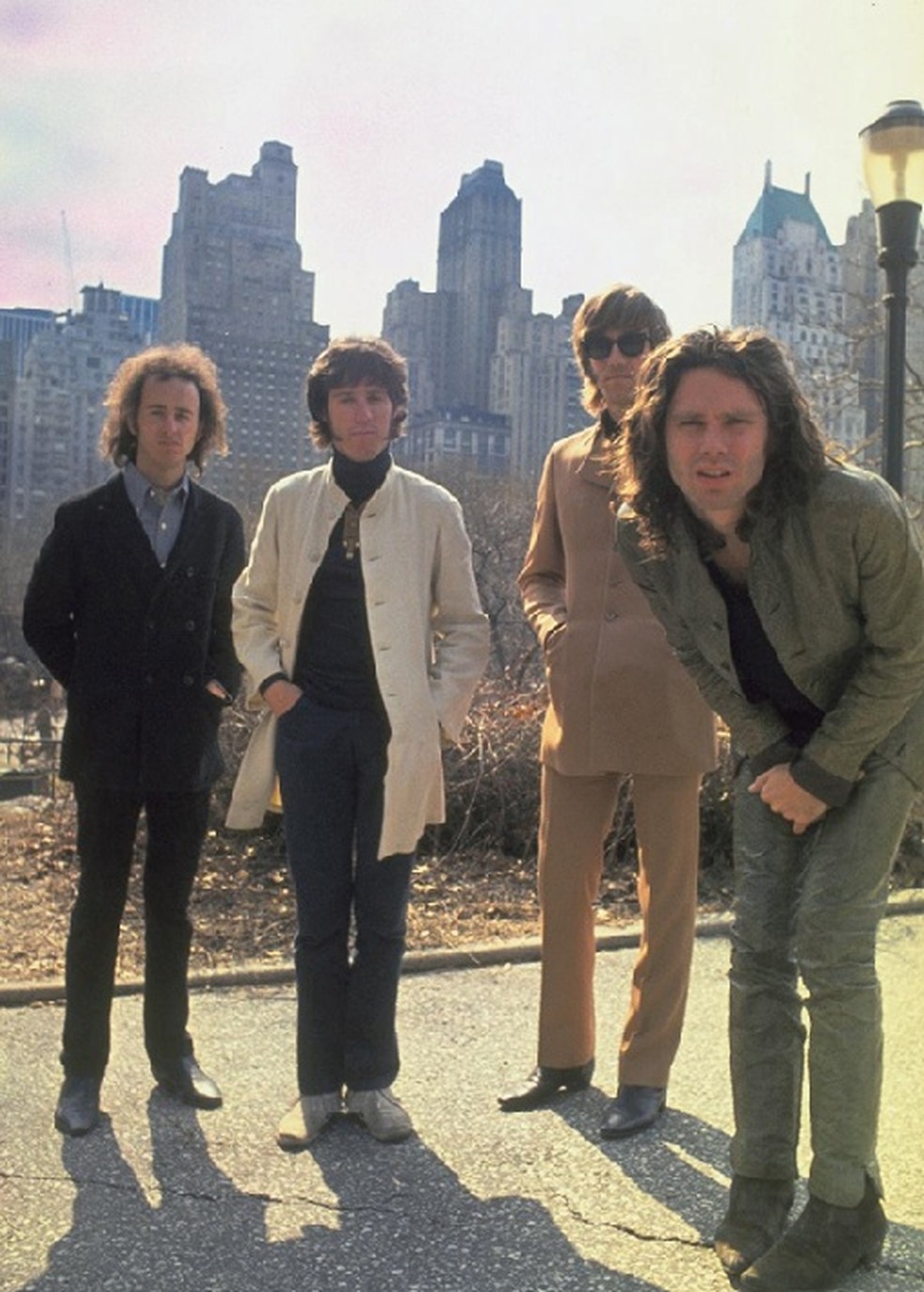 Densmore conheceu Jim Morrison (inclinado) na casa de Ray Manzarek (segundo à direita) — Foto: Divulgação/Paul Ferrara