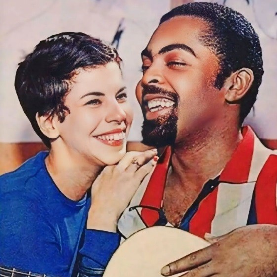 Gilberto Gil e Nana Caymmi nos anos 1960 — Foto: Reprodução Instagram