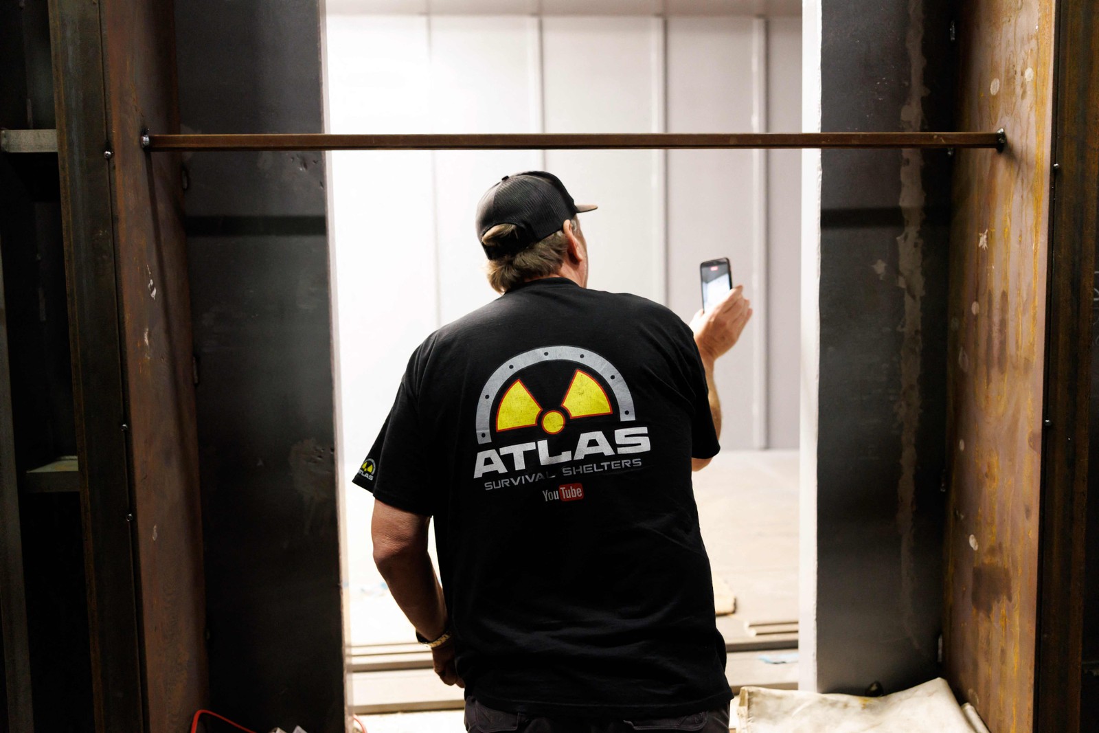 Os abrigos possuem uma porta principal com vedação hermética e uma câmara de descontaminação — Foto: Mark Felix/AFP