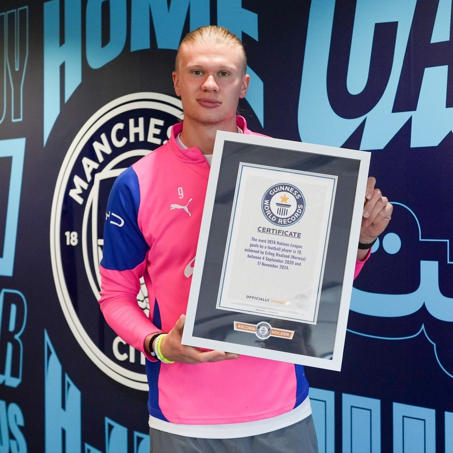 Haaland com certificado que recebeu do Guinness