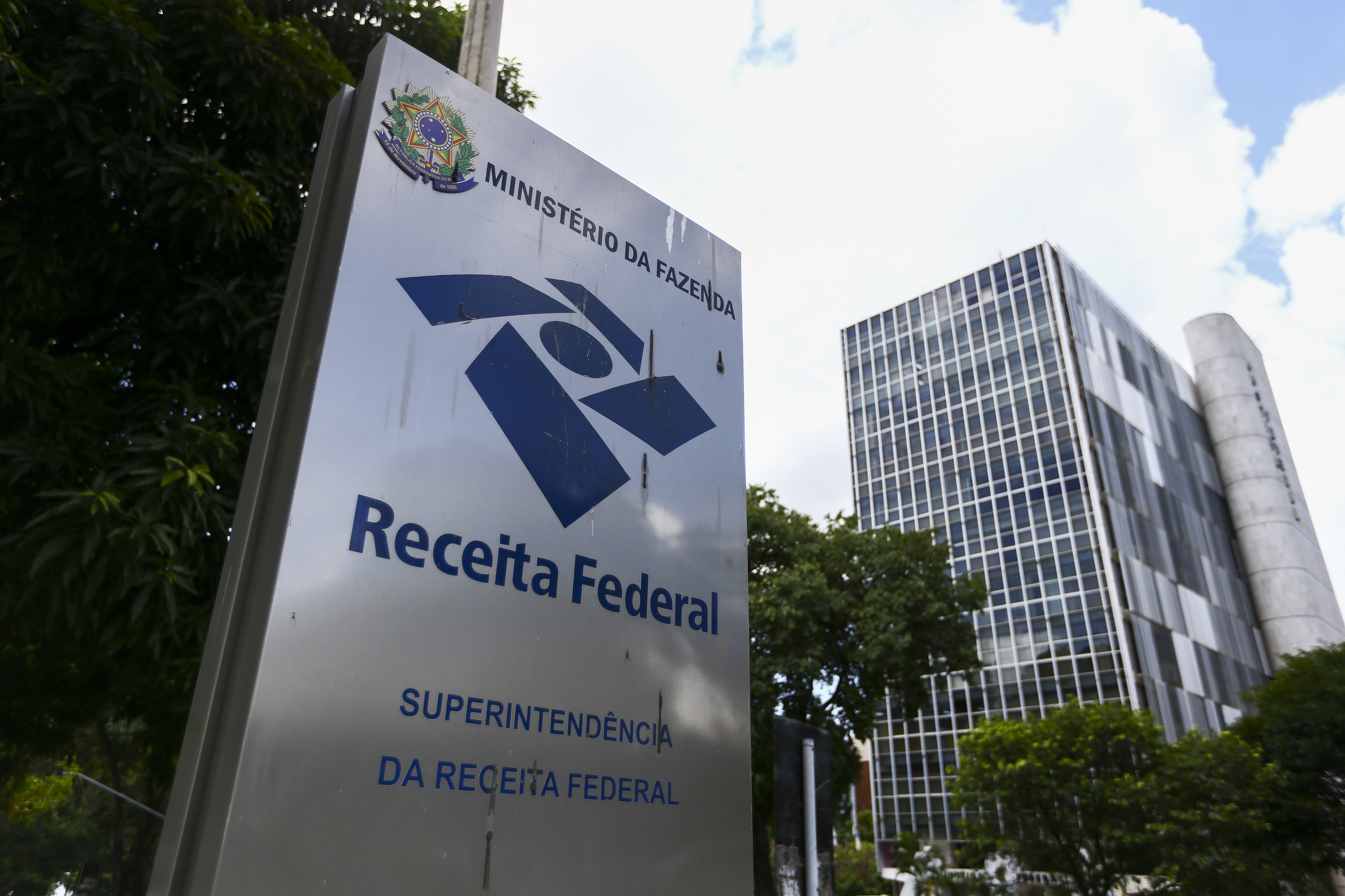 Receita faz leilão com carro por R$ 10,5 mil, joias da Tiffa