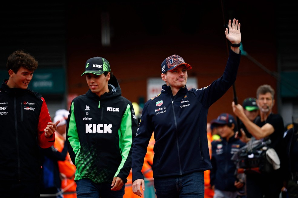 Gabriel Bortoleto e Max Verstappen durante o fim de semana do GP da Bélgica — Foto: SIMON WOHLFAHRT / AFP
