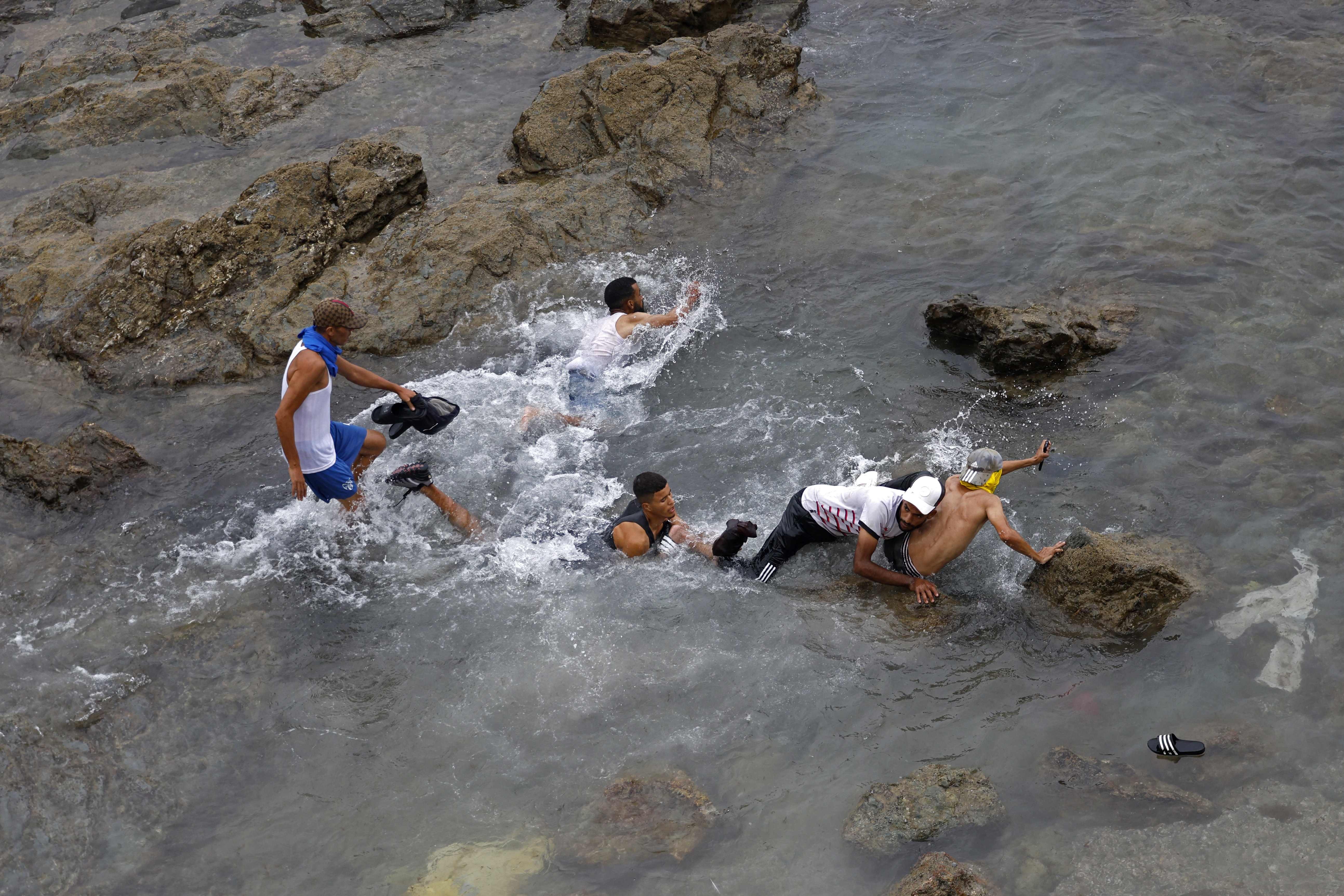 Premier da Espanha visita Ceuta após 60 mil migrantes entrarem no território europeu; balanço aponta 34 mortos
