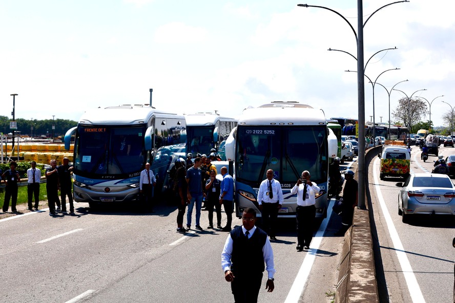 Dois ônibus escolares são abordados por criminosos armados na Linha ...