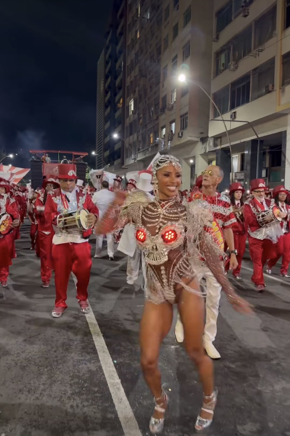 Bellinha Delfim à frente da bateria em desfile da Viradouro em Niterói — Foto: Reprodução/Instagram