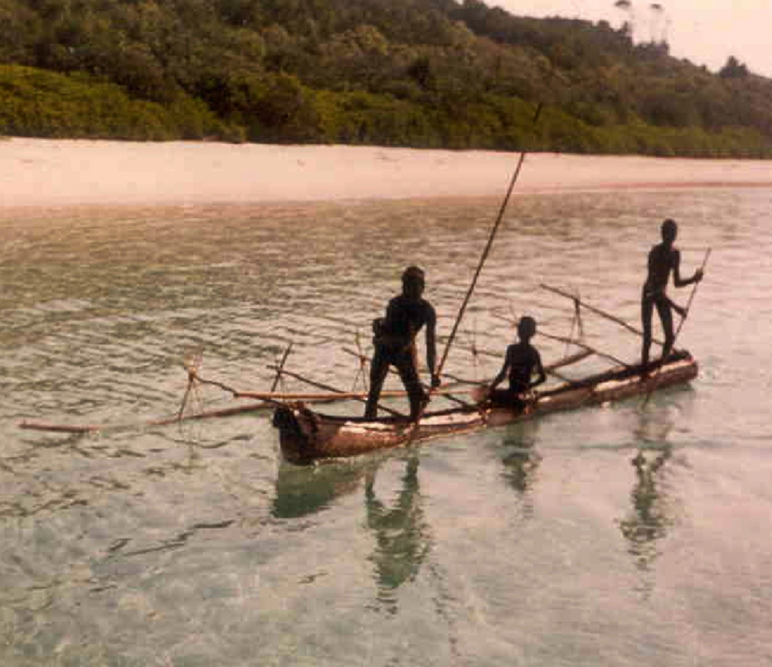 Isolados do povo Sentinelese, que vive na Índia — Foto: Ketan Patel/Survival