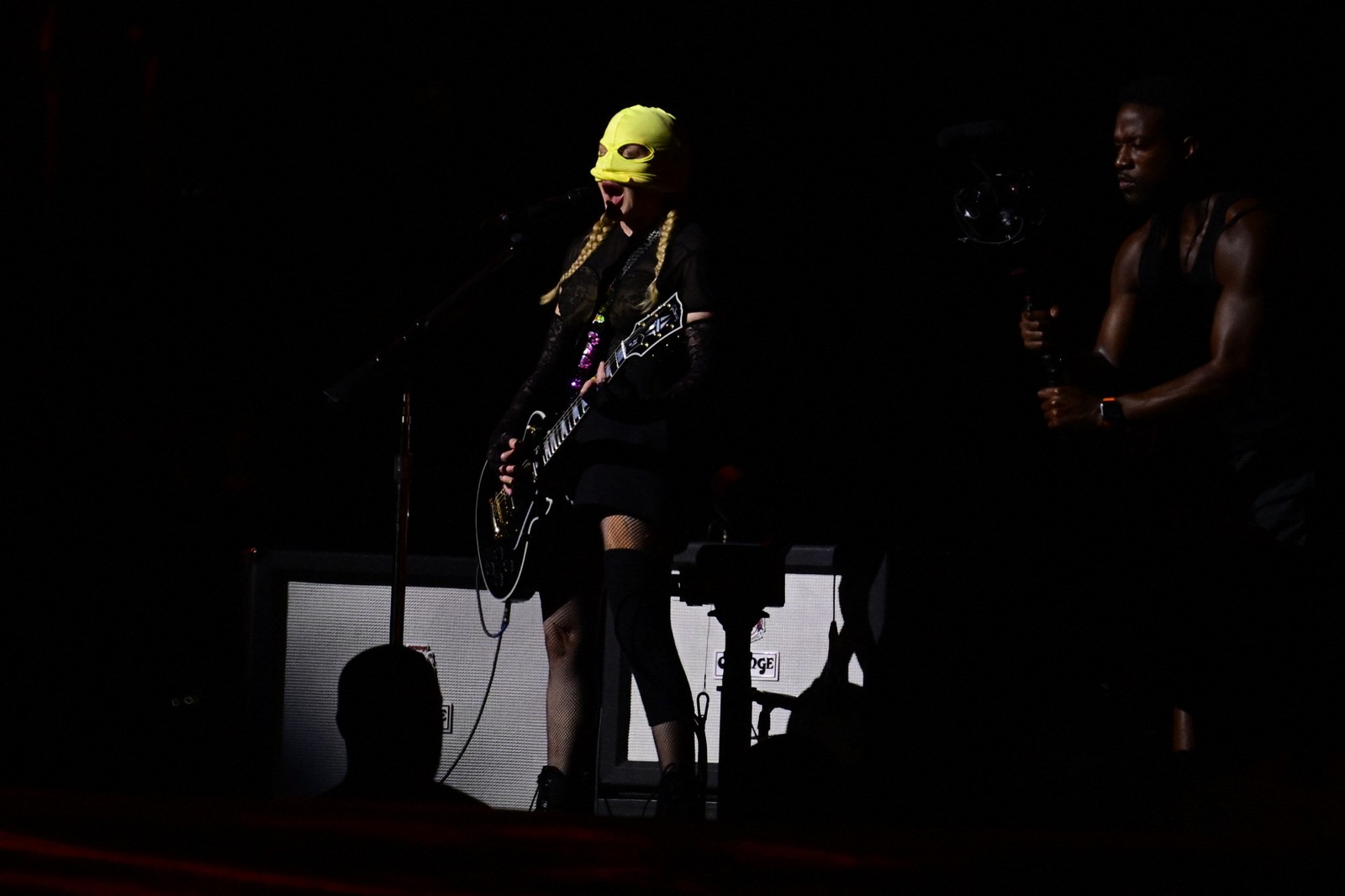 Madonna ensaia no palco na praia de Copacabana, no Rio de Janeiro. A cantora entoou alguns sucessos como "Nothing Really Matters", "Live to tell", "La isla bonita". — Foto: Foto de Pablo PORCIUNCULA/AFP
