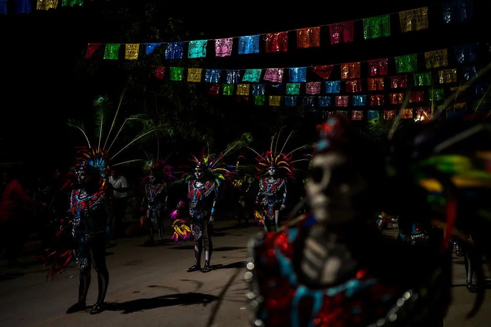 Desfile na avenida principal de Pomuch durante o festival do Dia dos Mortos — Foto: The New York Times
