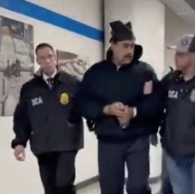 Presidente da Venezuela, Nicolás Maduro (C), é escoltado por agentes federais na sede da agência antidrogas dos EUA, em Nova York — Foto: Reprodução/Redes Sociais