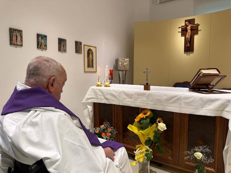 Papa Francisco reza em capela de hospital — Foto: AFP