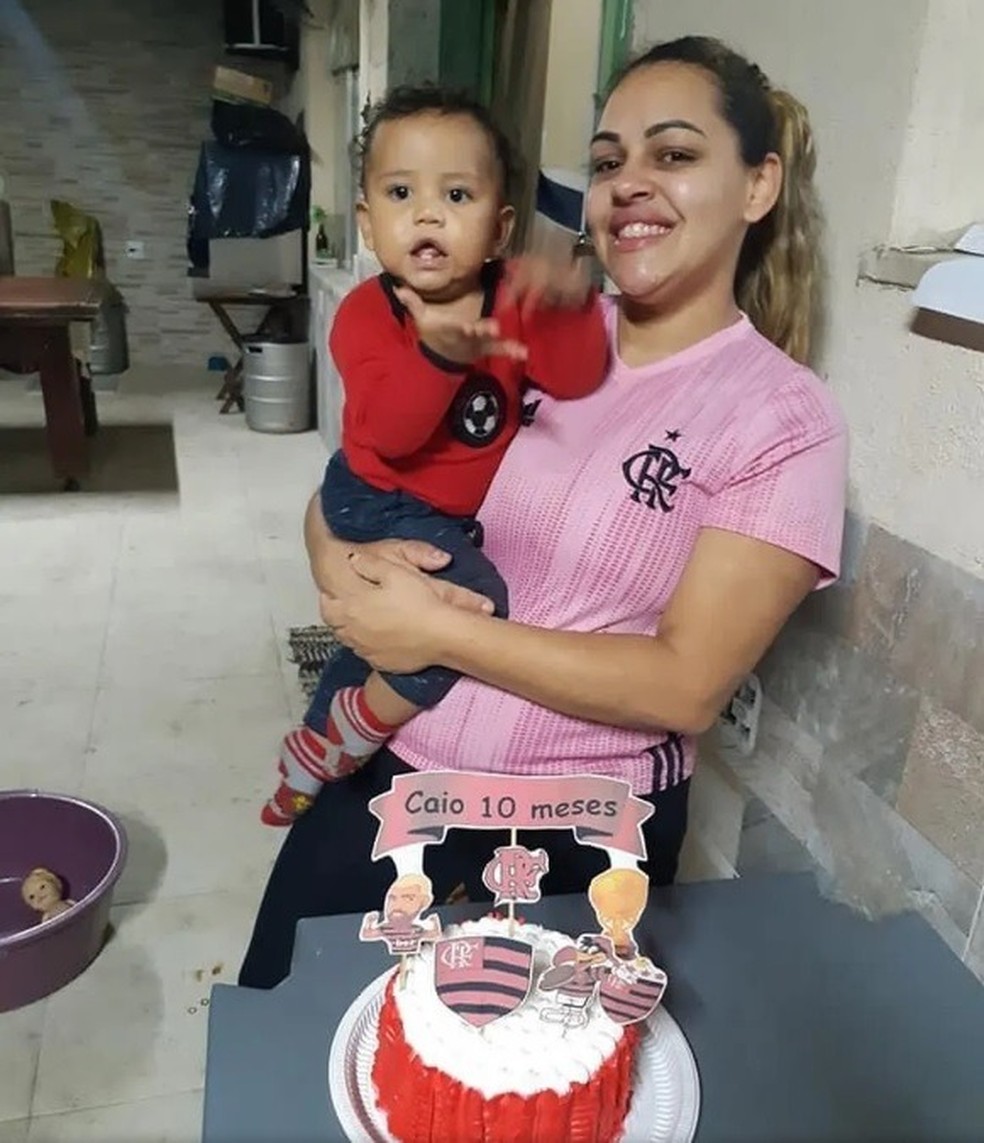 Juliana Gomes de Lana da Silva e o filho Caio Gomes da Silva morreram em acidente com barco na Baía de Guanabara — Foto: Reprodução