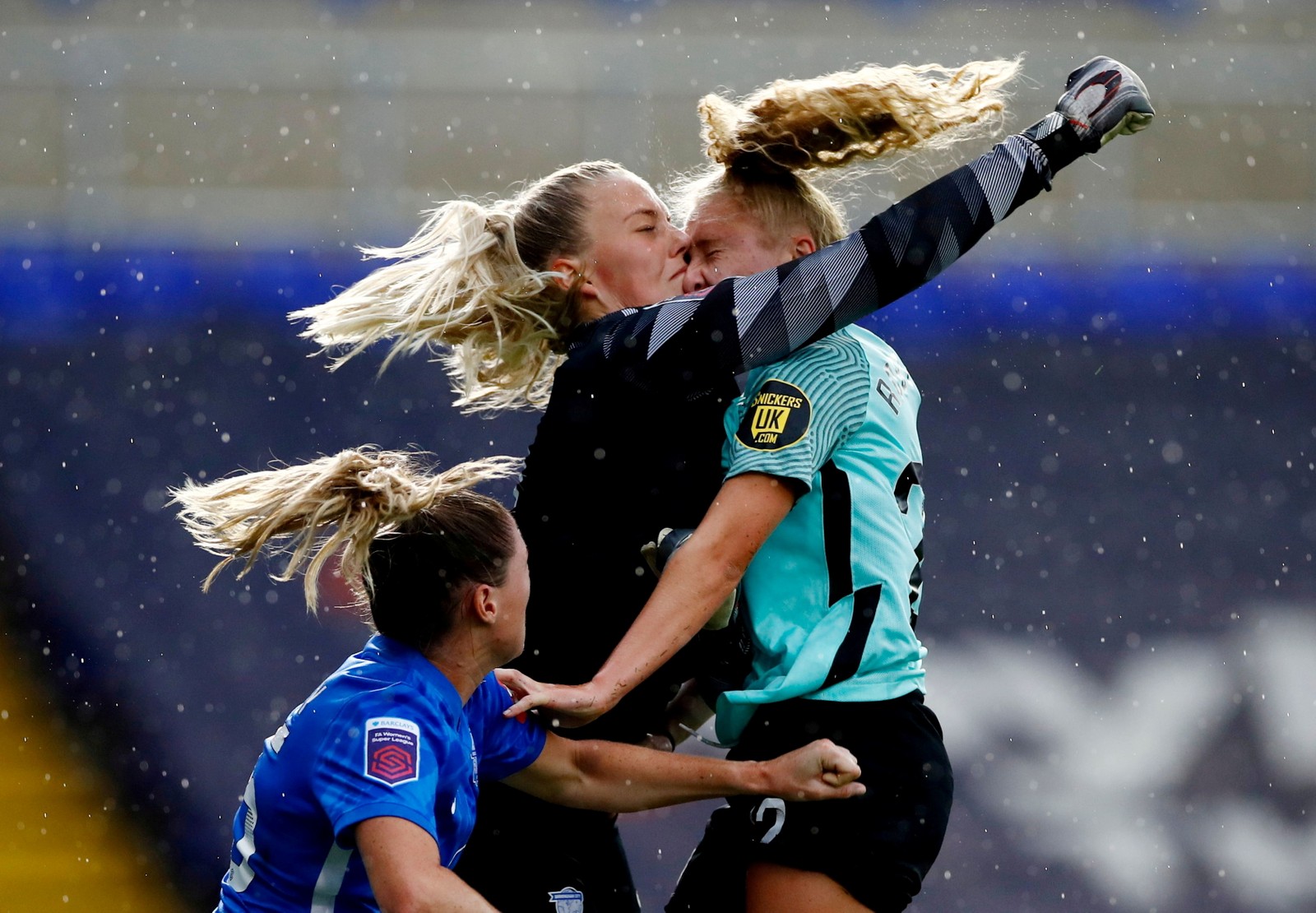 A goleira Emily Ramsey se chocou no ar, frontalmente, com a atacante Katie Robinson, em partida válida pela Super Liga Feminina, da InglaterraAction Images via Reuters
