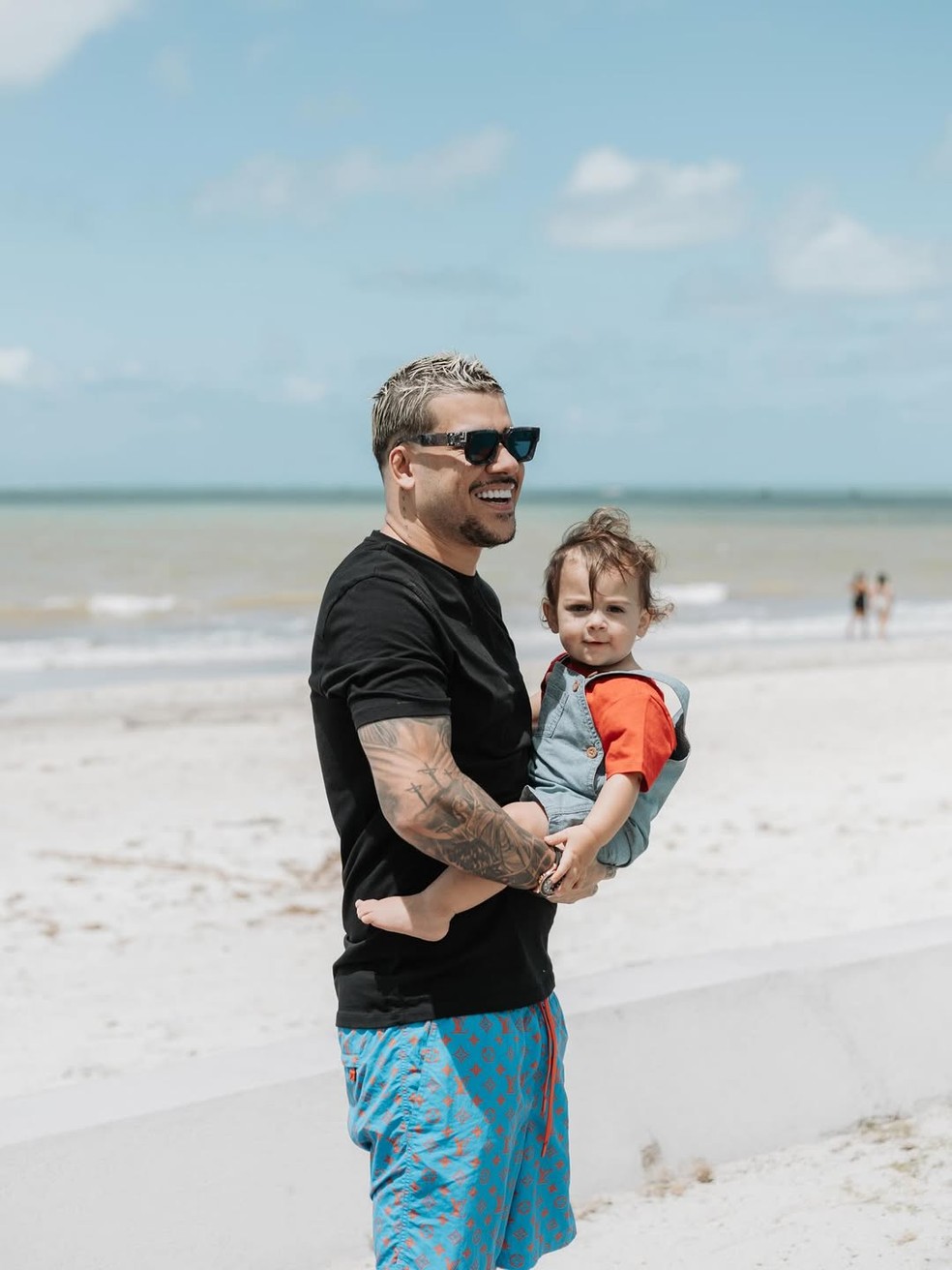 Buarque compartilhou momento com o filho e gerou comoção nas redes sociais — Foto: Reprodução Instagram