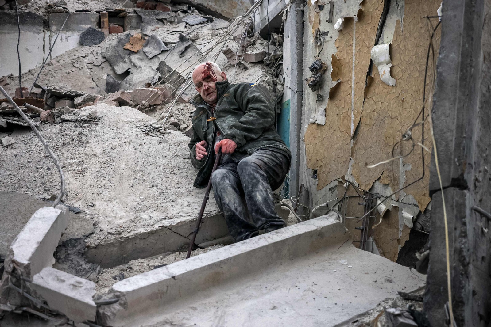 Pessoas que moram na região onde ficava a construção relataram o pânico após perceberem que um ataque era realizado no local — Foto: Anatolii Stepanov / AFP