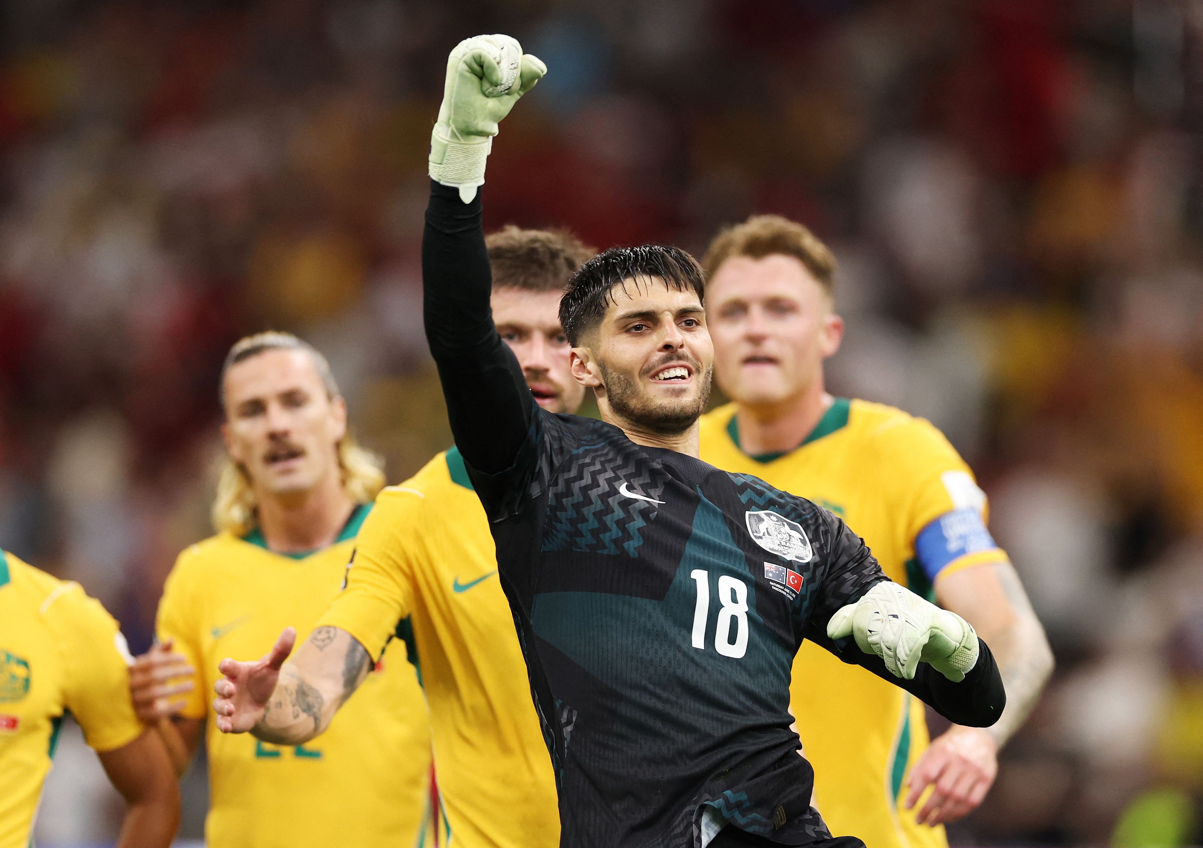 Goleiro de 22 anos quebra recorde da Austrália e brilha na estreia da Copa do Mundo