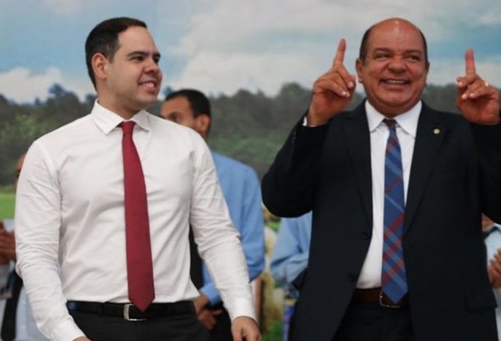 Matheus, à esquerda, ao lado do pai, o ex-deputado Francisco Floriano (União): candidato a vereador em 2020, ele recebeu mais de R$ 50 mil na boca do caixa — Foto: Reprodução/Redes sociais