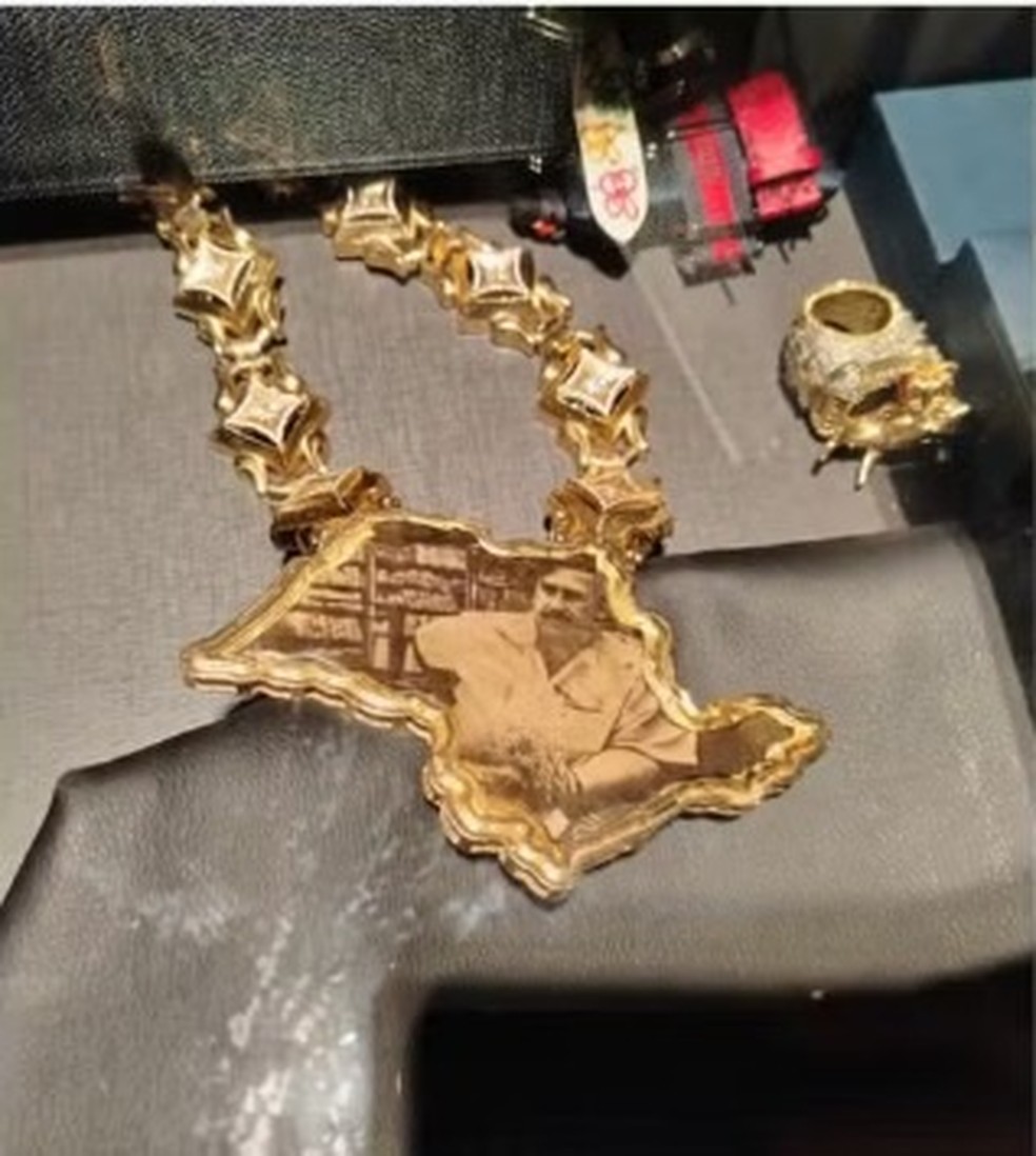 Colar com gravura do narcotraficante Pablo Escobar apreendido durante a opera&ccedil;&atilde;o Narco Fluxo, da PF &mdash; Foto: Reprodu&ccedil;&atilde;o/PF