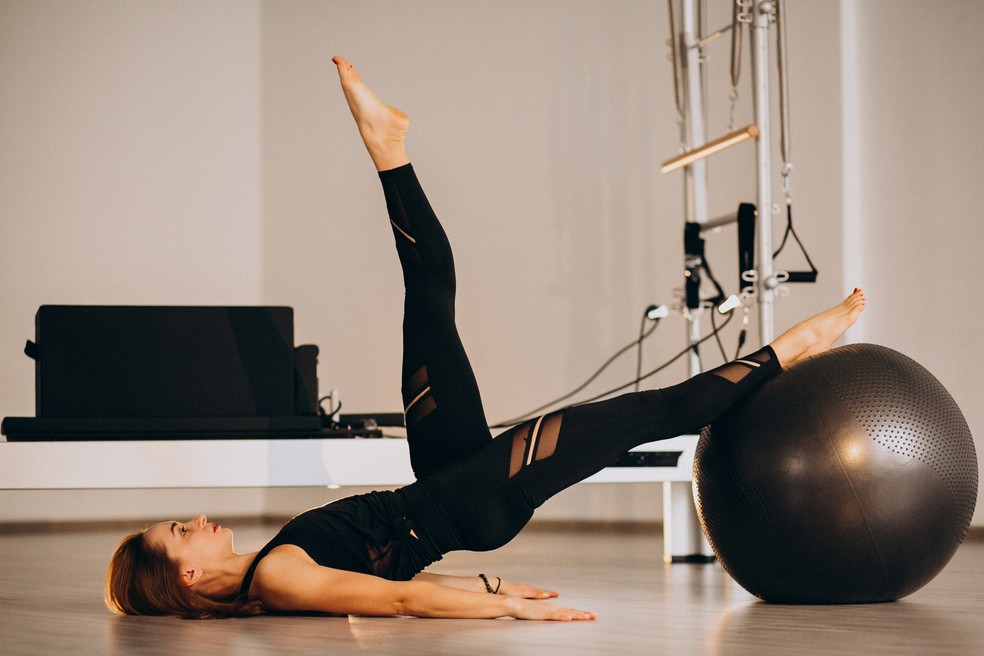 Mulher fazendo Pilates — Foto: Freepick