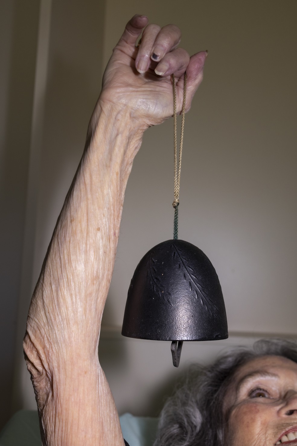 Price toca a campainha para Marshall em um cômodo que eles chamam de "boudoir" dela, na casa dele em Santa Rosa, Califórnia — Foto: Rachel Bujalski/The New York Times