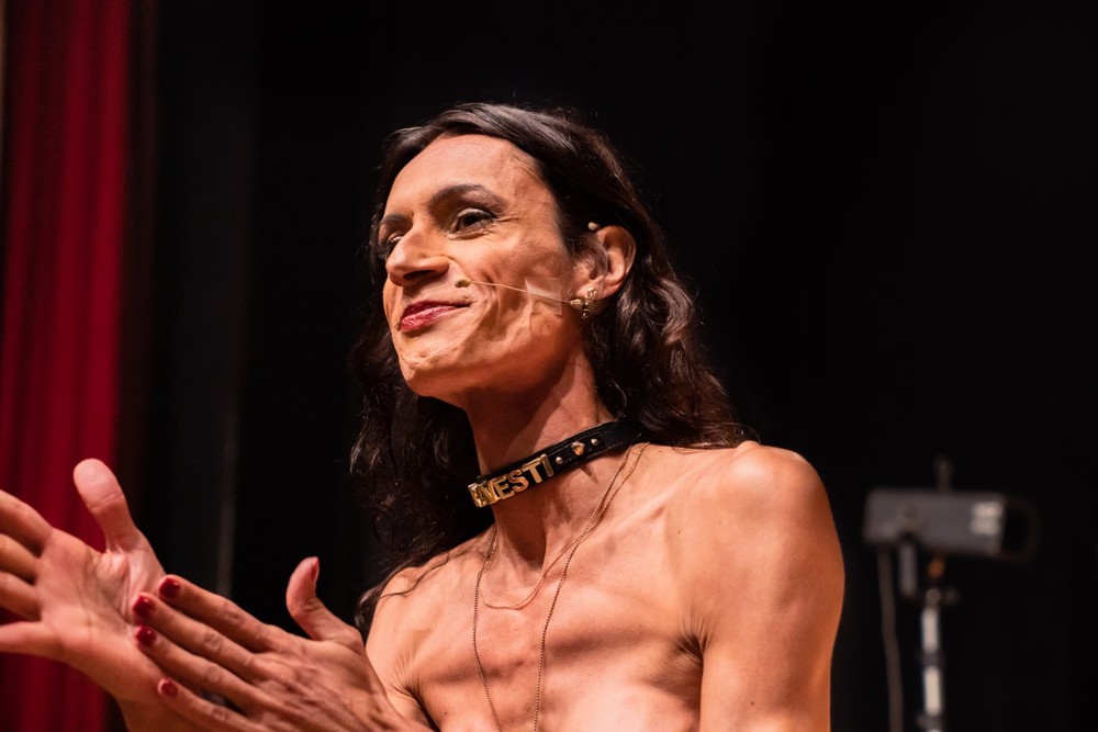 Renata Carvalho Estreia Pe A E Diz Que N O Voltar A Interpretar Jesus 102889125 A Atriz Renata Carvalho Em Cena Da Peca Manifesto Transpofagico Credito Divulgacao 