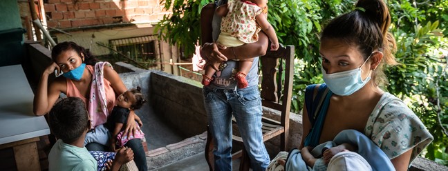 Mães, cujas famílias passam fome, esperam por uma refeição em Caracas, na Venezuela (08.12.2020). Contraceptivos não são acessíveis para a maioria das venezuelanas, o que as leva a gravidezes indesejadas em um momento em que mal conseguem alimentar os filhos que já têmNYT