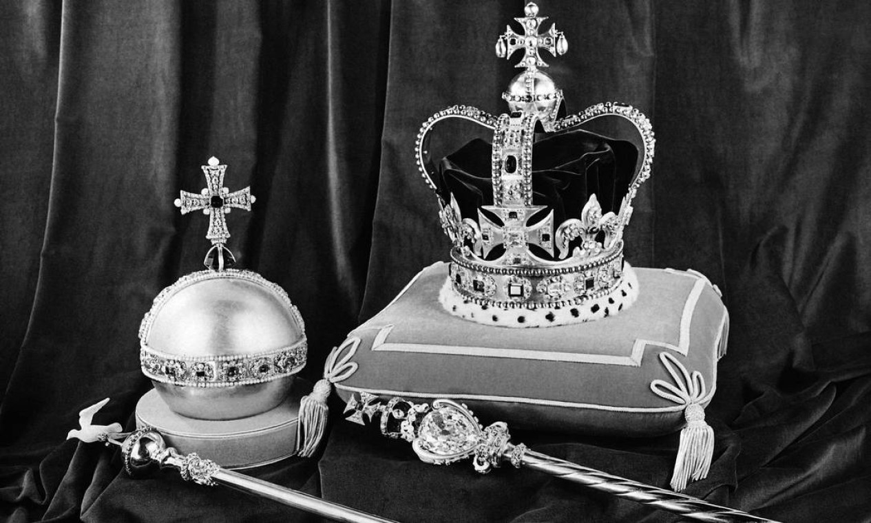 Foto tirada em janeiro de 1952 mostrando a coroa da futura rainha Elizabeth II e as joias da coroa. A princesa Elizabeth II será coroada em 2 de junho de 1953.  — Foto: Arquivo / AFP