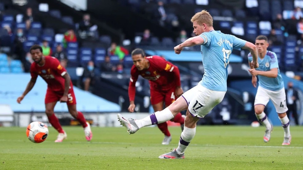 De Bruyne converte o pênalti contra o Liverpool, em 2020 — Foto: Divulgação Manchester City