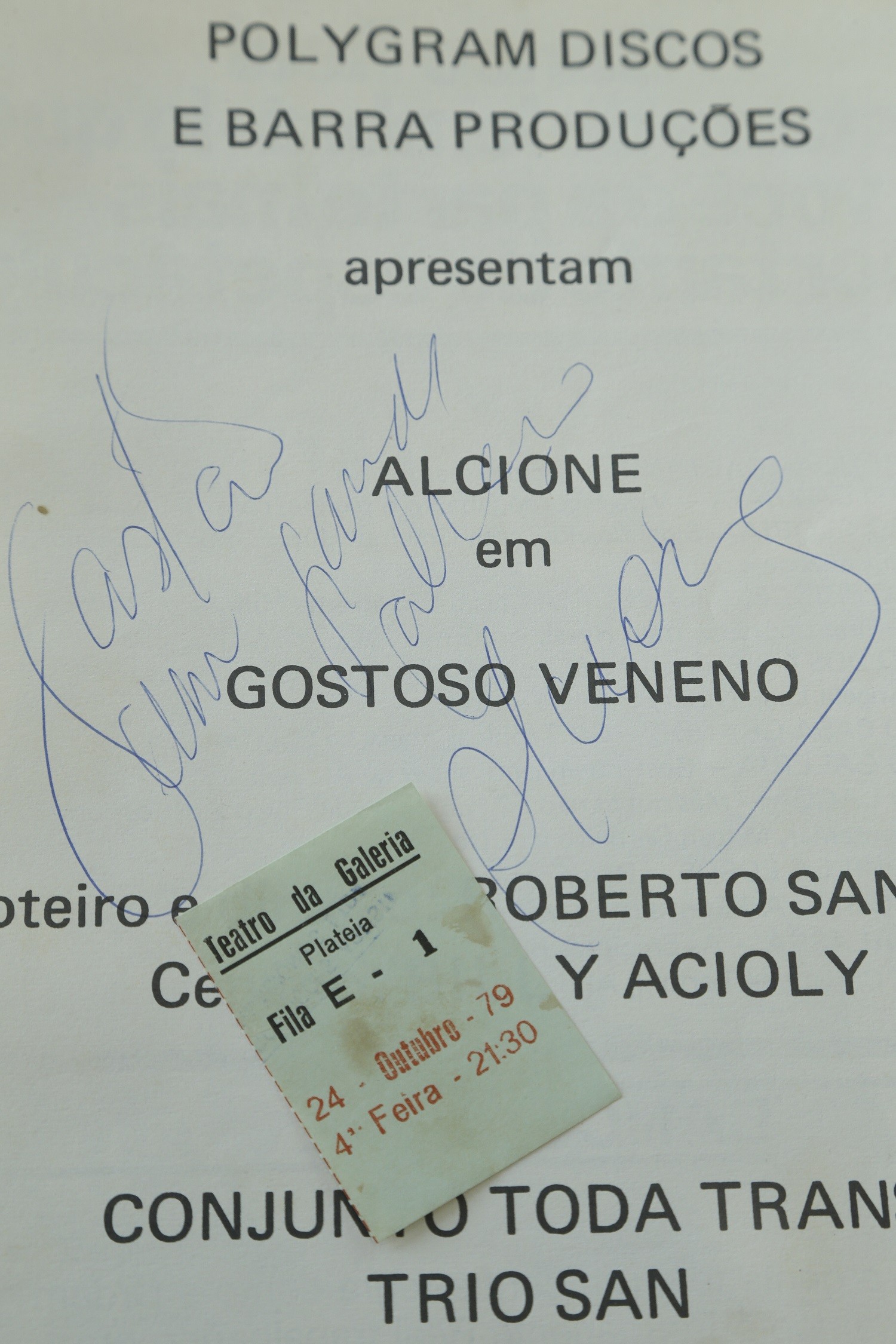 Programa de show "Gostoso Veneno", com canhoto do ingresso e autógrafo de Alcione — Foto: Roberto Moreyra