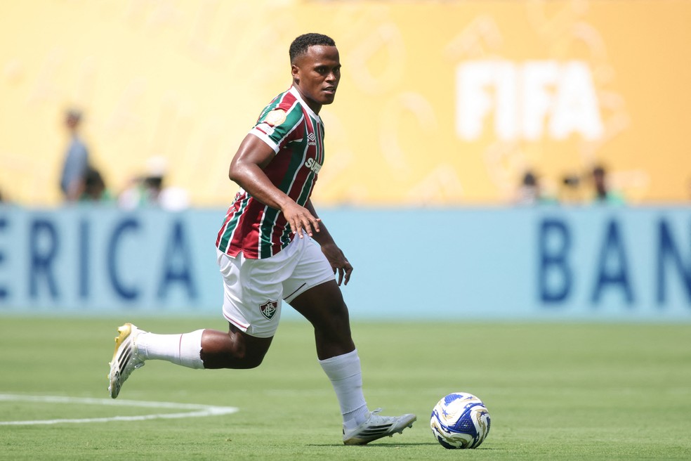 Jhon Arias, estrela do Fluminense, em campo no duelo contra o Chelsea — Foto: AFP