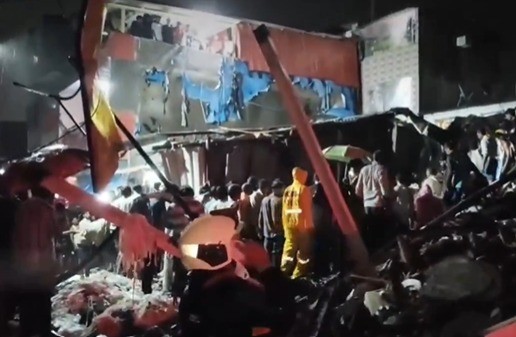 Temporal na Índia: Desabamento de prédio deixa 6 mortos em Mumbai