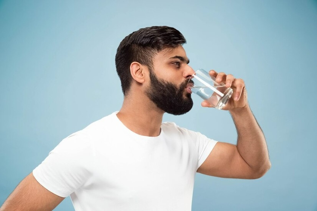 Beber água e continuar a sentir sede é normal? A ciência explica