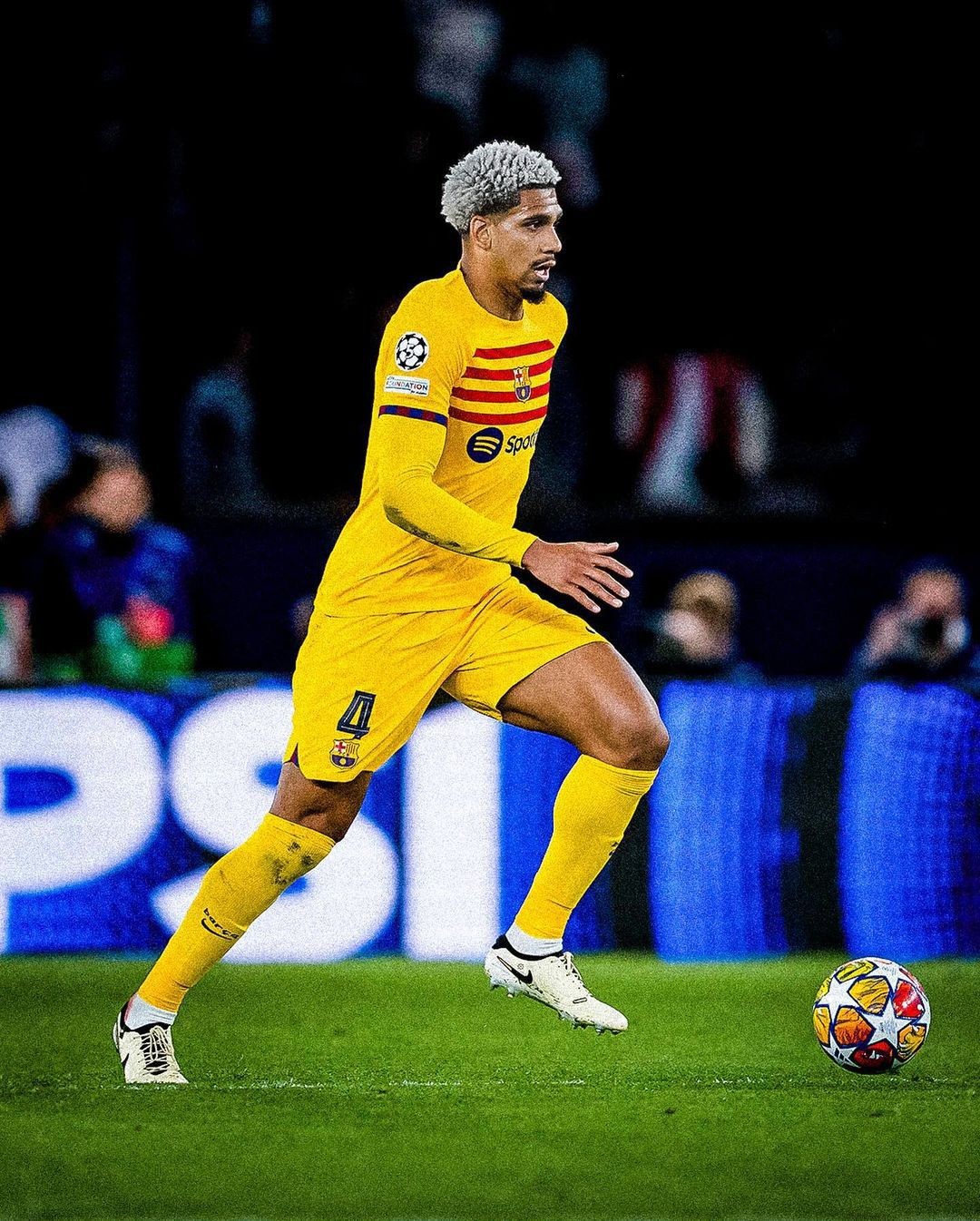 Zagueiro do Barcelona deixa concentração do Uruguai e busca 