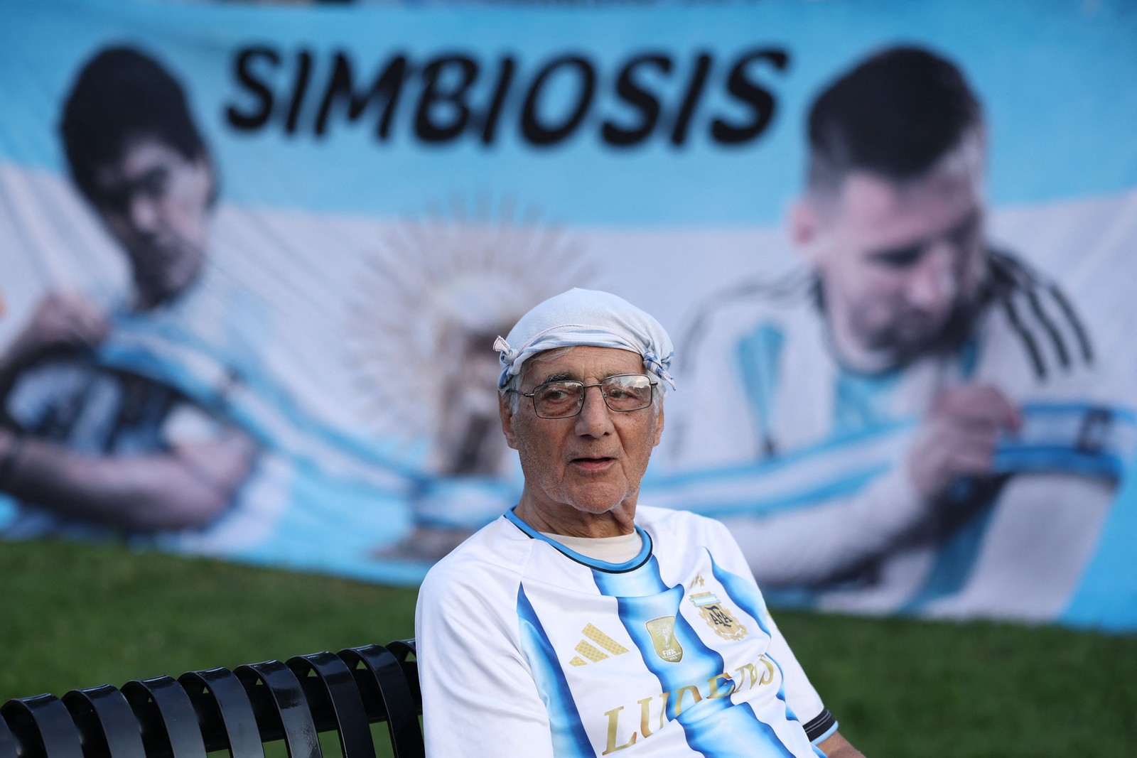 Torcedores da Argentina se reúnem no Mill Creek Park, em Kansas City — Foto: Getty Images via AFP