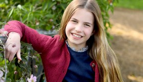 Palácio divulga nova foto de princesa Charlotte, tirada por Kate Middleton para celebrar aniversário de 9 anos