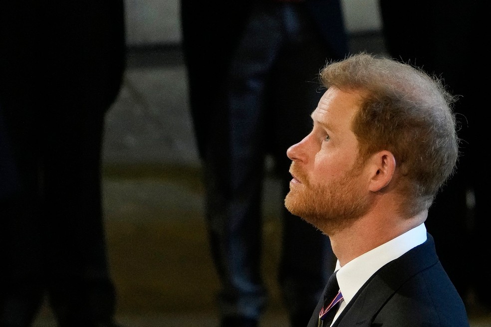 O príncipe Harry participa do funeral de sua avó, a rainha Elizabeth II — Foto: Gregorio Borgia / AFP