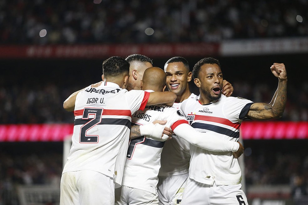 Os jogadores do São Paulo comemoram um dos gols na vitória sobre o Talleres, pela Libertadores — Foto: Rubens Chiri e Paulo Pinto/São Paulo