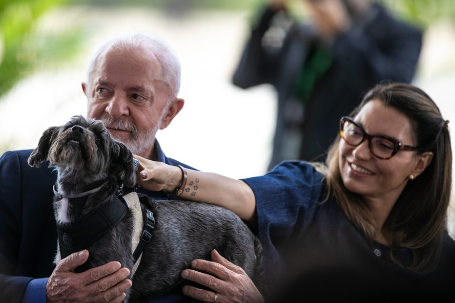 O presidente Luiz Inácio Lula da Silva e a primeira-dama Janja da Silva durante o lançamento do cadastro de cães e gatos