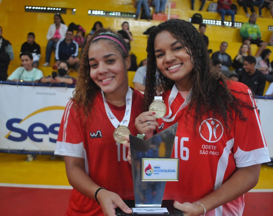 Duda (esq.) e Luiza com o troféu pelo título no sub-18 em 2022; lesionada, Luiza não jogou o torneio