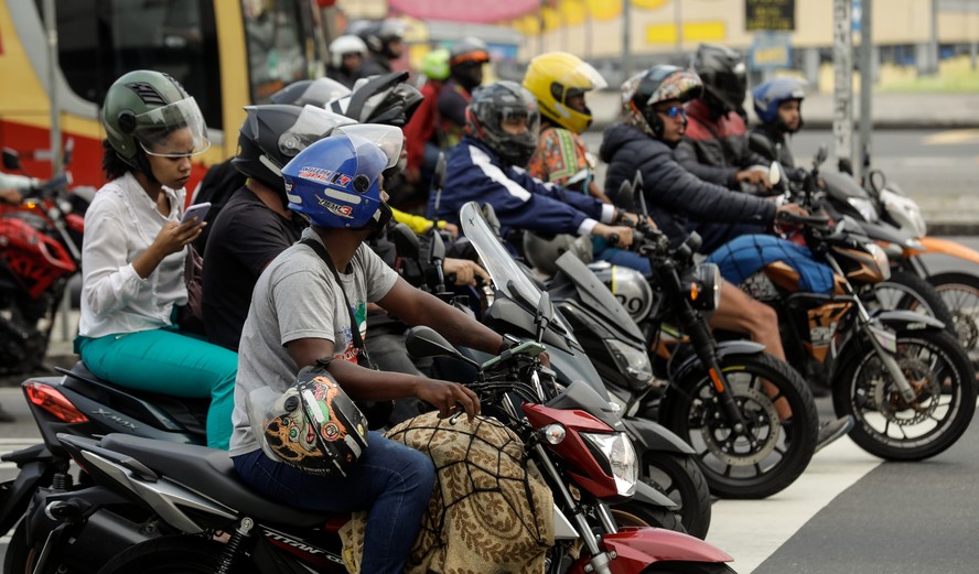 Frota de motos se multiplica por cinco, reconfigura trânsito e impõe debate  sobre prevenção de acidentes