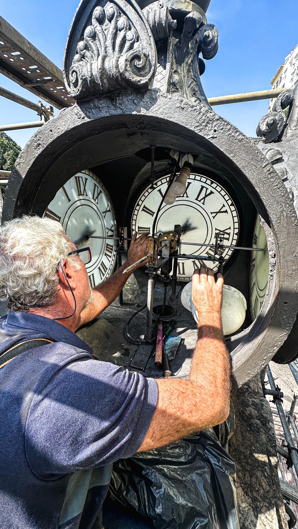 José Mendes Neto, relojoeiro que herdou o ofício do pai, durante trabalho no Relógio da Glória — Foto: Divulgação / Hector Santos / Secretaria municipal de Conservação