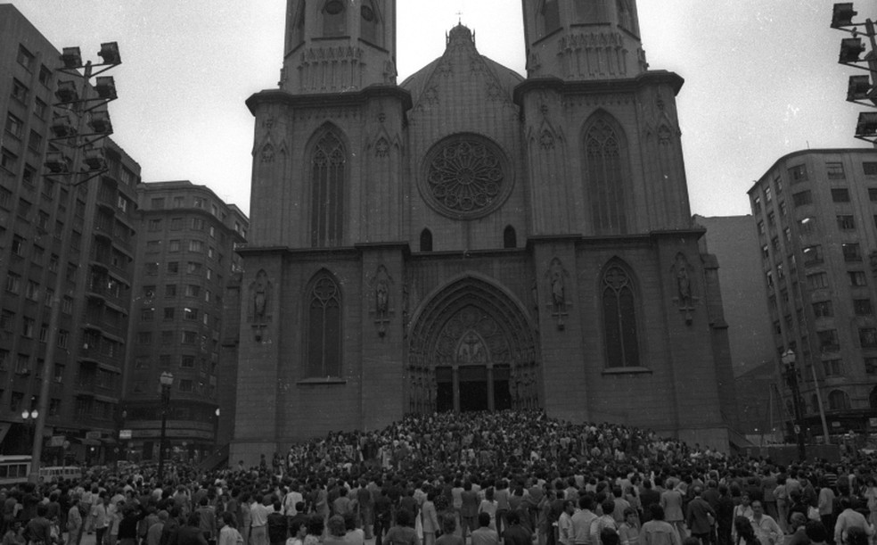 Multidão na Catedral da Sá em ato ecumênico para Vladimir Herzog — Foto: Antonio Carlos Piccino/Agência O GLOBO