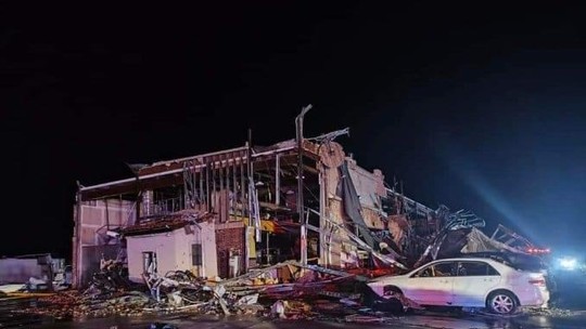 Vídeo: condado é destruído e cinco pessoas morrem durante tornado no Texas