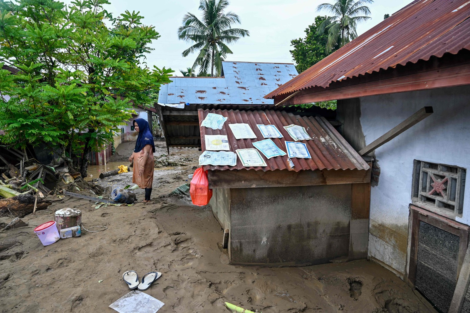 In Indonesia, North Sumatra Province is the most affected, with 116 deaths recorded. In neighboring West Sumatra, the death toll nearly tripled, rising from 23 to 61 "90 people are still missing" – Photography: Shaider Mohieddin/Agence France-Presse