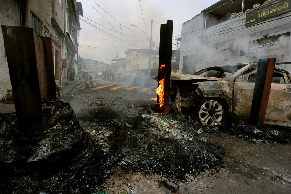Barricada na Vila Cruzeiro, na Zona Norte do Rio, durante megaoperação contra o CV — Foto: Fabiano Rocha / Agência O Globo/	28/10/2025