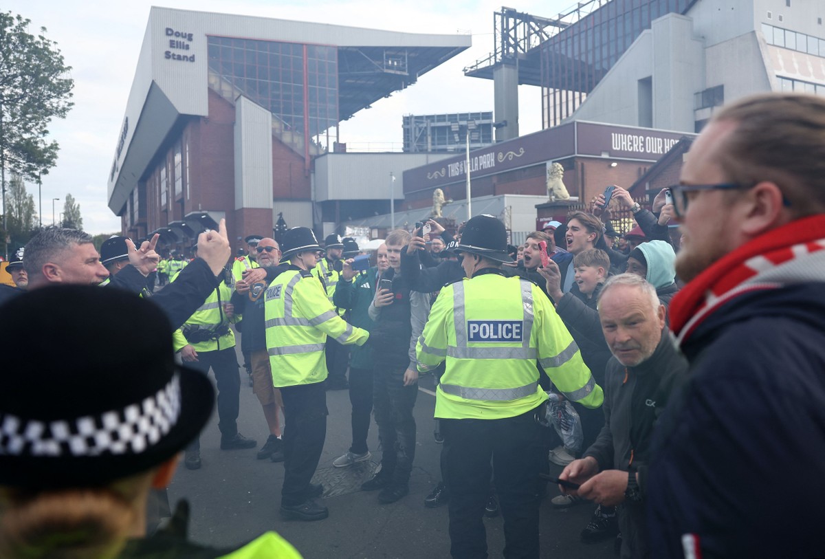 Aston Villa Fans Arrested for Hate Crimes at PSG Game - News Directory 3
