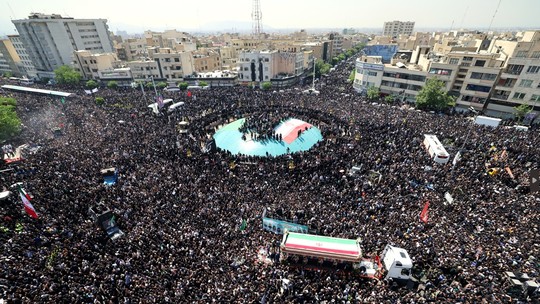 Como foi o funeral do presidente do Irã, acompanhado por milhares de pessoas nas ruas de Teerã
