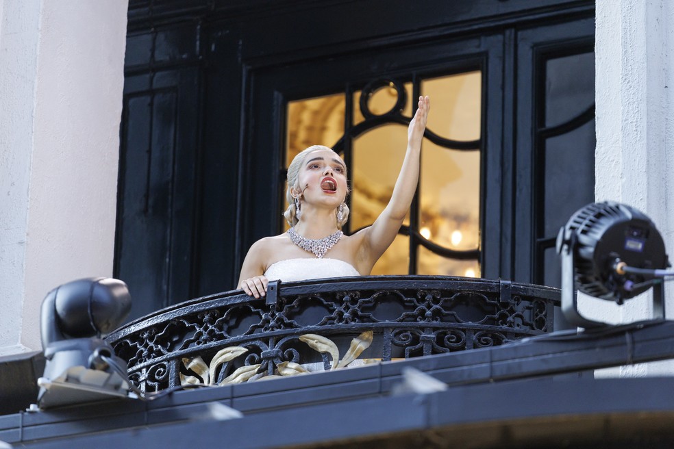 Rachel Zegler, interpretando Eva Perón, canta “Don’t Cry for Me Argentina” de uma sacada com vista para a rua em frente ao London Palladium — Foto: Jeremie Souteyrat/The New York Times
